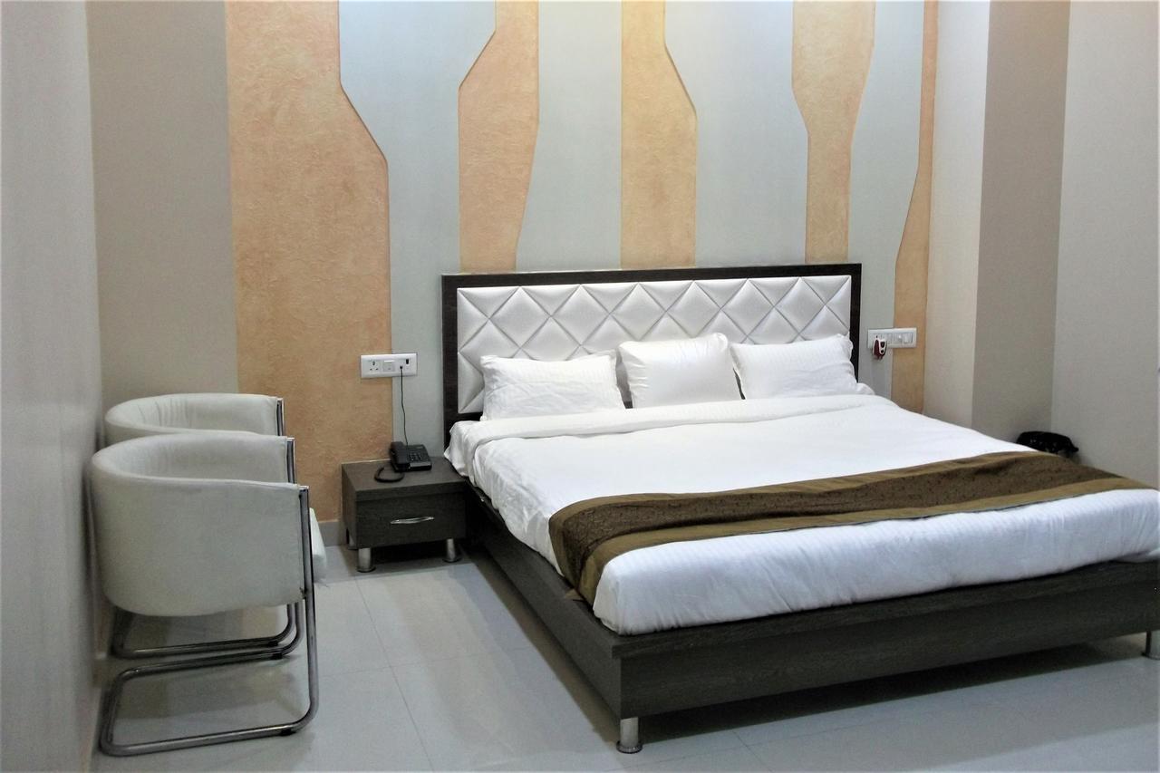 Oyo 10360 Hotel Grand Manoranjan Gorakhpur Εξωτερικό φωτογραφία
