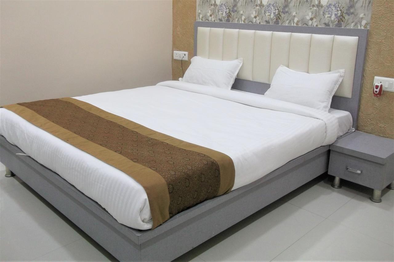 Oyo 10360 Hotel Grand Manoranjan Gorakhpur Εξωτερικό φωτογραφία