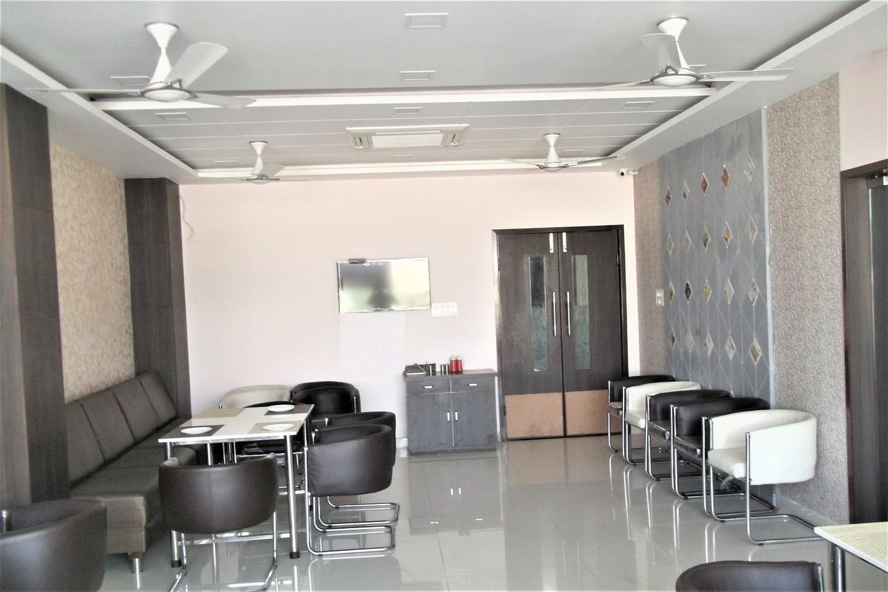 Oyo 10360 Hotel Grand Manoranjan Gorakhpur Εξωτερικό φωτογραφία