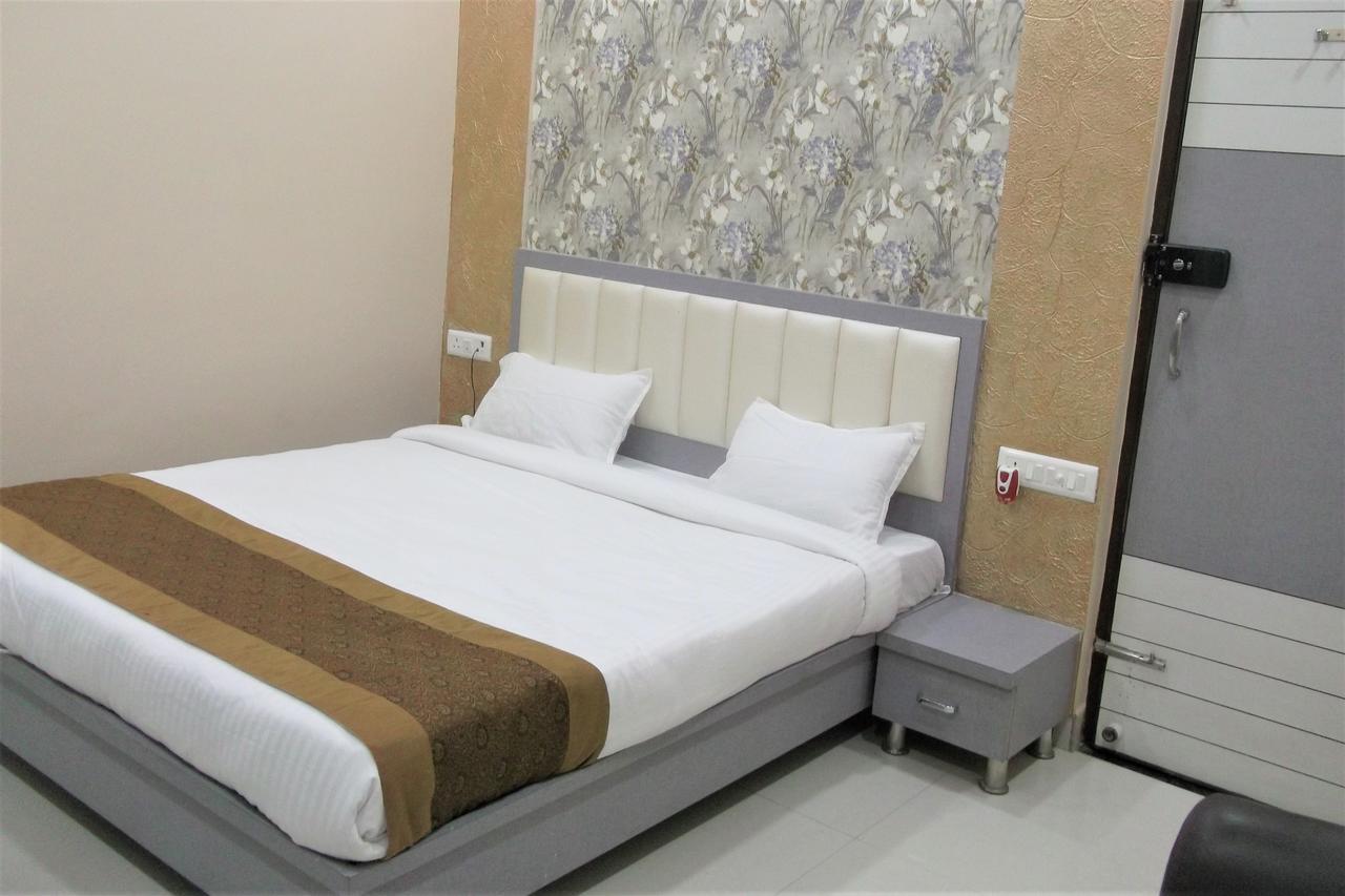 Oyo 10360 Hotel Grand Manoranjan Gorakhpur Εξωτερικό φωτογραφία