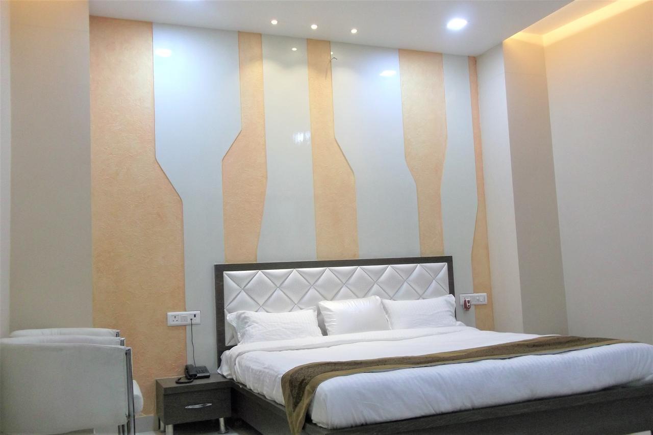 Oyo 10360 Hotel Grand Manoranjan Gorakhpur Εξωτερικό φωτογραφία