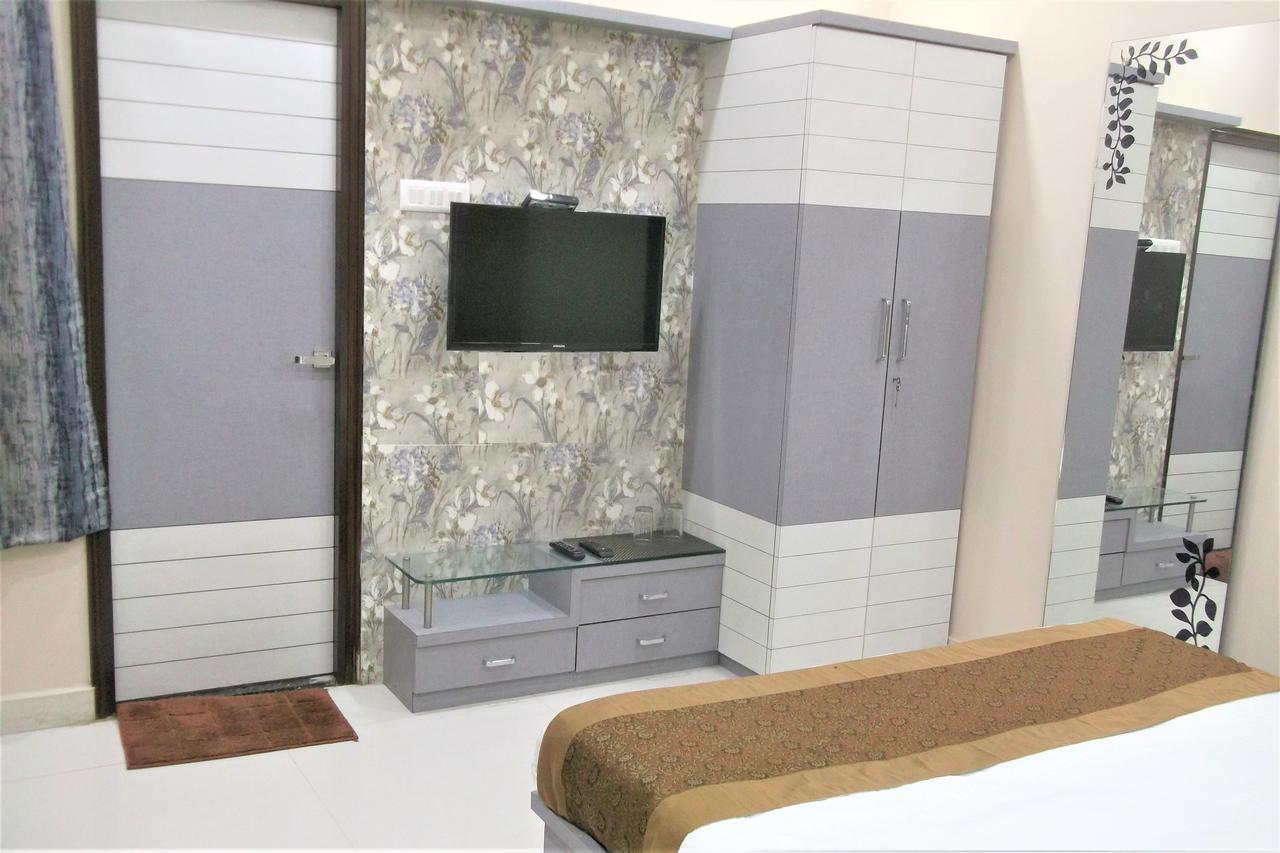 Oyo 10360 Hotel Grand Manoranjan Gorakhpur Εξωτερικό φωτογραφία