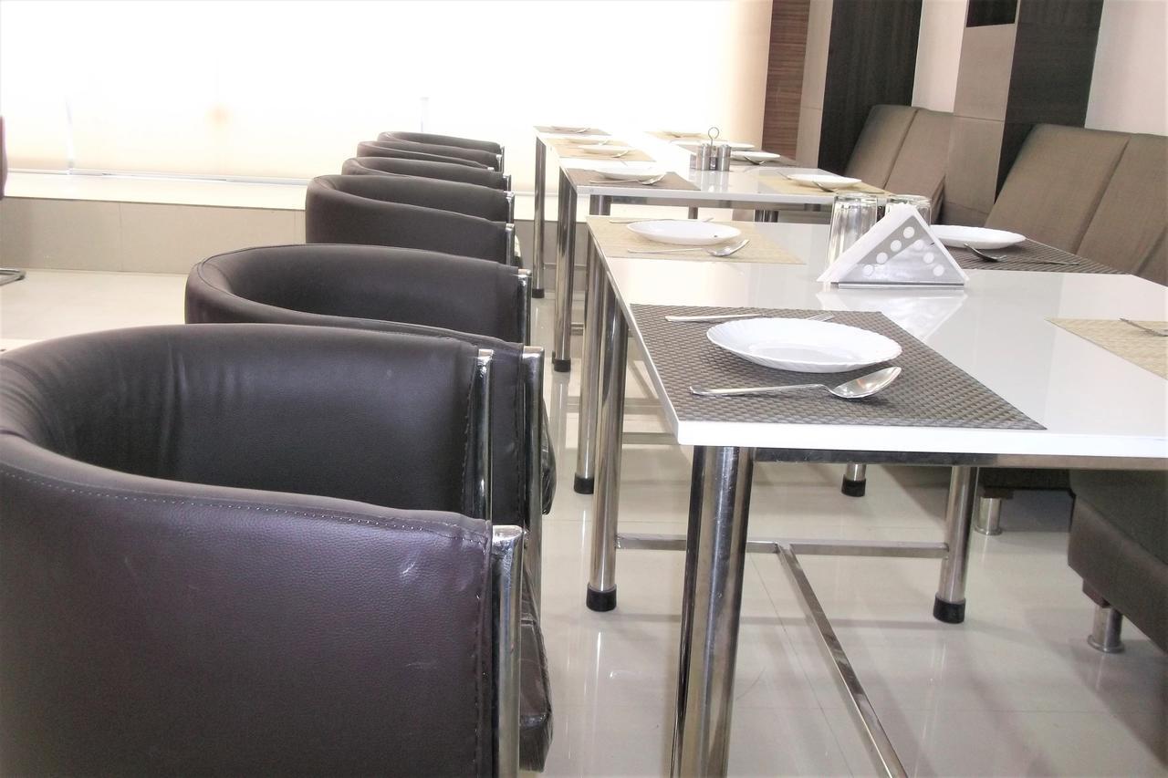 Oyo 10360 Hotel Grand Manoranjan Gorakhpur Εξωτερικό φωτογραφία