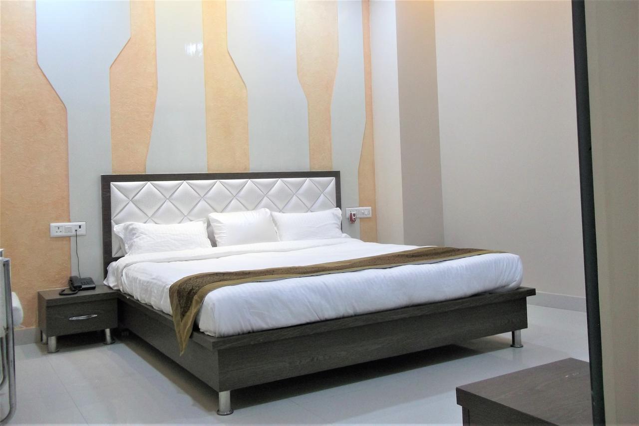 Oyo 10360 Hotel Grand Manoranjan Gorakhpur Εξωτερικό φωτογραφία