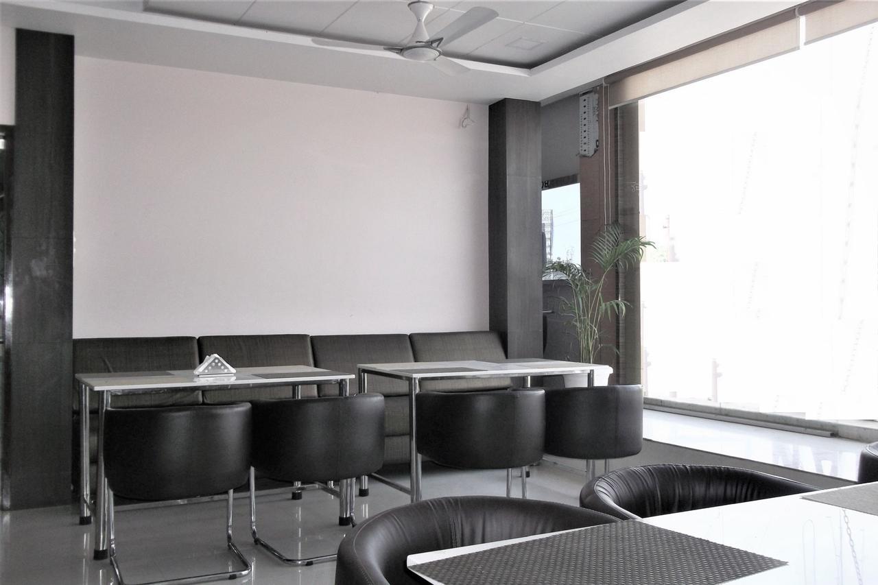 Oyo 10360 Hotel Grand Manoranjan Gorakhpur Εξωτερικό φωτογραφία