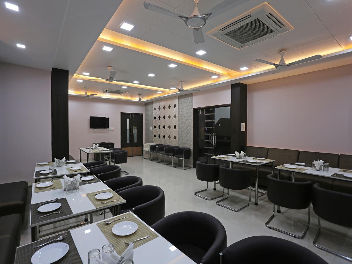 Oyo 10360 Hotel Grand Manoranjan Gorakhpur Εξωτερικό φωτογραφία