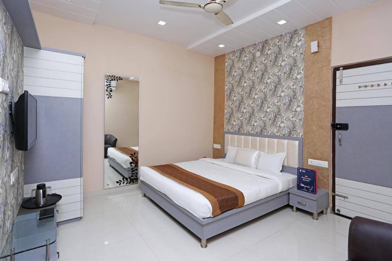 Oyo 10360 Hotel Grand Manoranjan Gorakhpur Εξωτερικό φωτογραφία